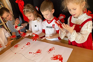 dzieci z pomalowanymi dłońmi